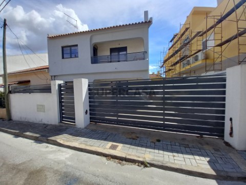 Moradia T5 na Rua Luís de Camões, Amora