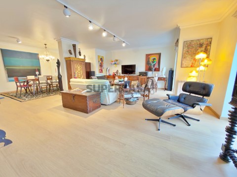 5-Zimmer-Wohnung mit 3 Balkonen, 2 Parkplätzen und Abstellraum