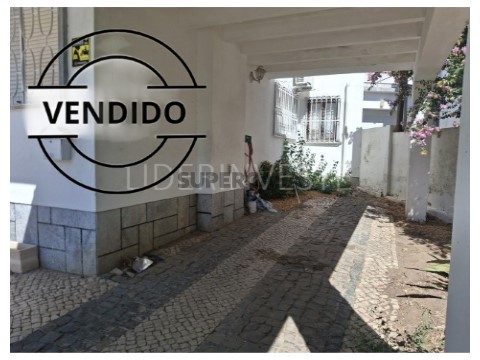 Moradia T4 na Rua da Guiné, Santiago Maior e São João Baptista