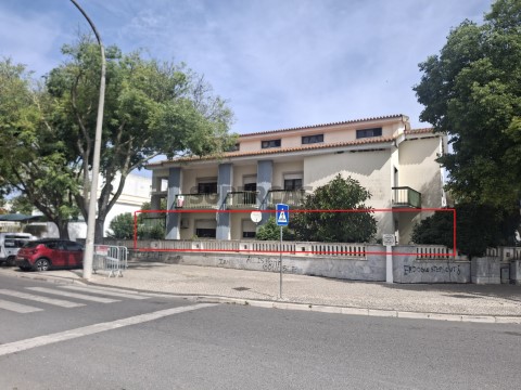 Rés do chão de moradia T4