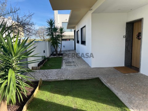 Moradia T4 em Santo António da Charneca, Barreiro