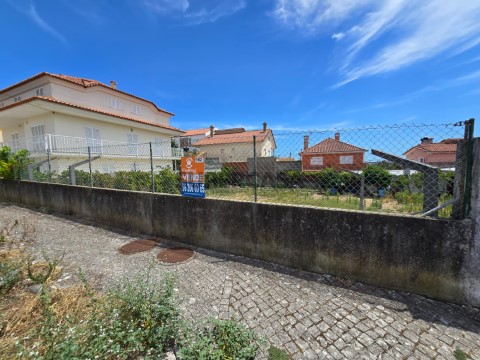 Lote para Construção em Santo António dos Cavaleiros e Frielas, Loures