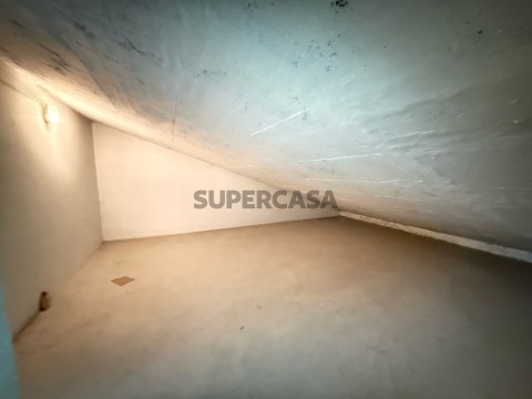 储藏室 在 Rua Dr. Duarte Álvares de Abreu, Cadaval e Pêro Moniz