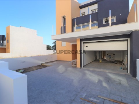Alpendre e garagem