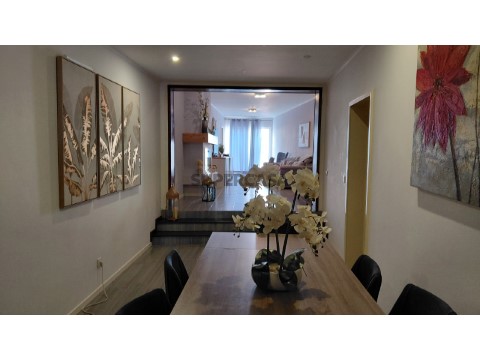 FHPM3064 - Moradia T4+1 Renovada com Garagem e Quintal junto ao Mar, Santa Clara, Ponta Delgada