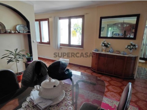 FHPM3071 - Moradia T3 com 2 pisos e quintal, Rua dos Capas, S. José, Ponta Delgada, Açores.