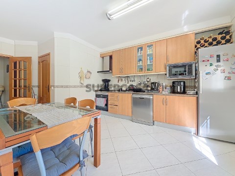 Apartamento T3 com Quintal e Áreas Amplas na Horta de São Pedro, Portimão