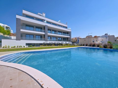 Apartamento T2 de Luxo com Piscina e Vista Rio no Centro de Alvor para arrendamento