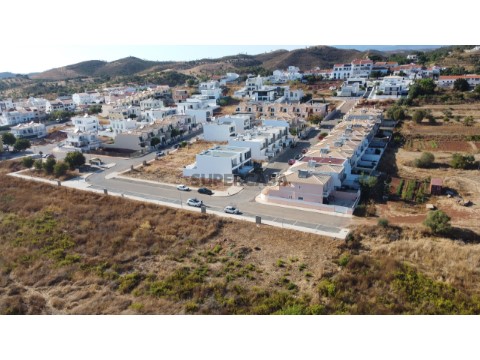 Lote urbano em Silves com 544m², ideal para moradia familiar. Oportunidade única perto do centro
