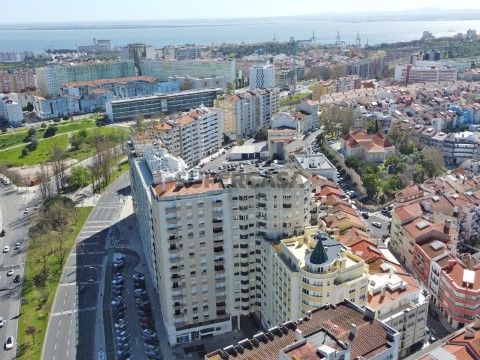 Apartamento T4 com garagem junto à Av. Afonso Costa e Olaias_26