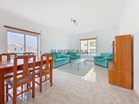 Apartamento T3 em Lagoa, Mexilhoeira da Carregação com Varandas e Excelente Localização
