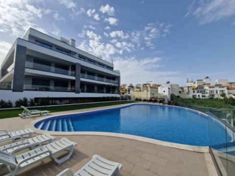 Apartamento T2 em Alvor com terraço privativo, piscina e garagem box