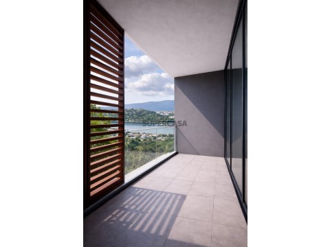 Apartamento T2 Encosta da Bela Vista, Garagem e Arrecadação , Vista Rio e Serra