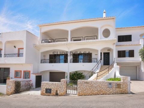Moradia T5+1 em Vale de Lagar, Portimão com Jardim e Garagem