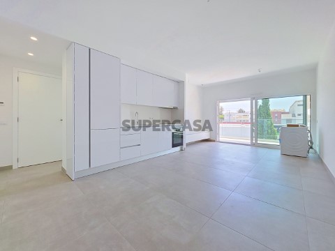 Apartamento T1 na Quinta de São Pedro, Portimão, com Piscina e Lugar de Estacionamento