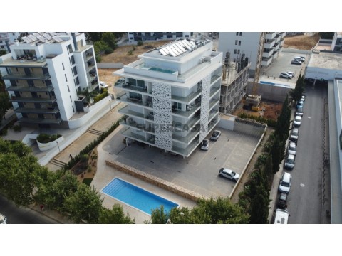 Apartamento T3 na Quinta de São Pedro, Portimão Acabamentos de Qualidade, Piscina e 2 Lugares de Estacionamento