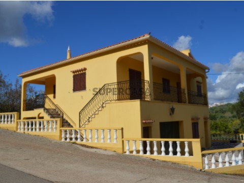 Moradia de 2 pisos isolada com 3 quartos localizado na periferia de Alte