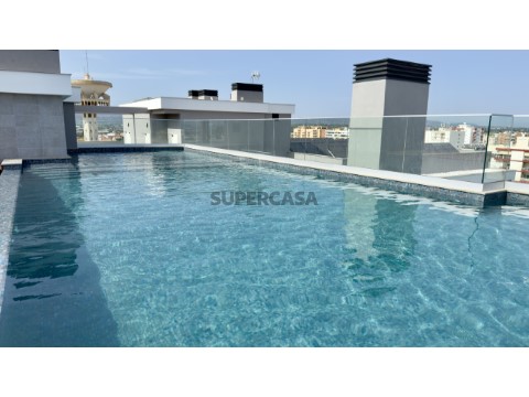 Penthouse com piscina na cobertura e ampla varanda de 29m2, Faro, Algarve