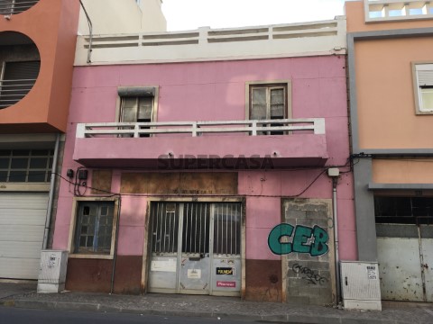 Prédio com dois pisos, logradouro, boa localização, Faro, Algarve