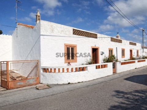 Casa Térrea de 5 divisões para recuperar no Ameixial