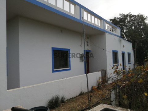 Moradia isolada no interior algarvio, Exterior