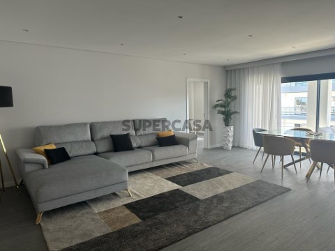 Apartamentos T3 em condomínio de arquitetura moderna em Olhão, sala