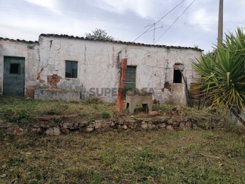 Moradia em ruína com bonita vista de campo
