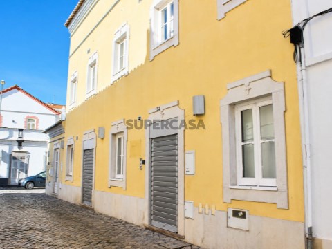 Edifício comercial com 3 pisos, situado no coração da cidade de Tavira