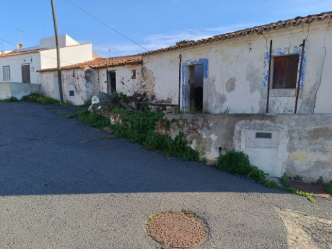 Ruínas para construção de 2 moradias na localidade de Tenência