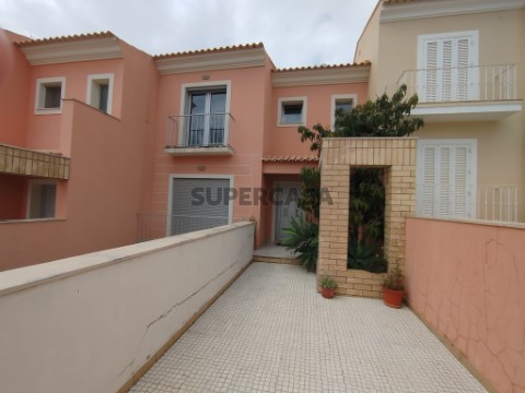 Moradia Geminada V3 Duplex com garagem