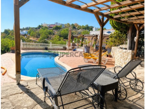 Moradia V2 +T0 com piscina e vista mar