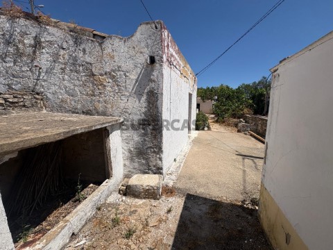 Moradia Antiga com Potencial em Vale Telheiro