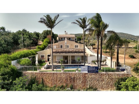 Moradia T4 em localização privilegiada no Esteval