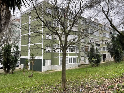 T2 totalmente renovado, 2 frentes solares em Benfica junto ao Colombo