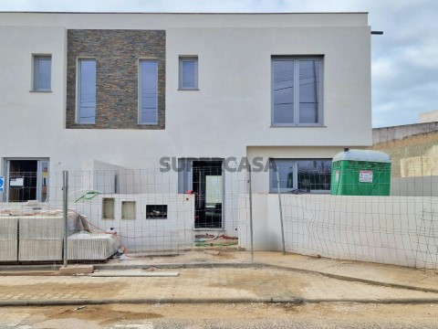 Moradia T4 NOVA com Garagem na Bufarda