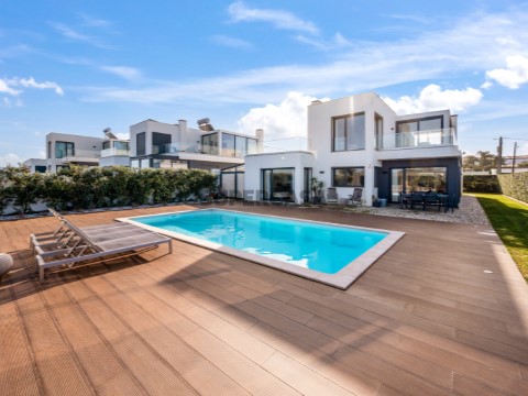 Moradia de Luxo T3 com Piscina e Vista Mar