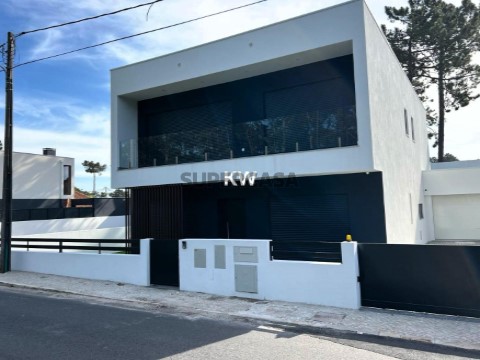 Moradia T4 em Charneca de Caparica e Sobreda, Almada