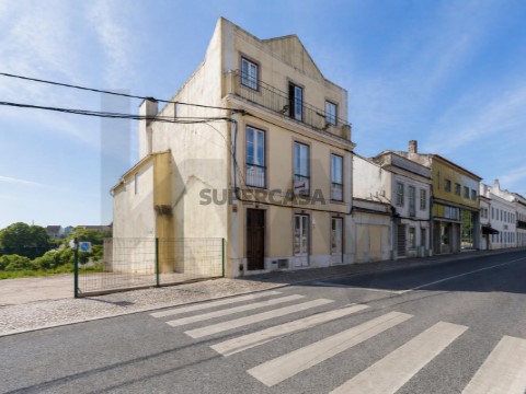 Prédio em Romeira e Várzea, Santarém