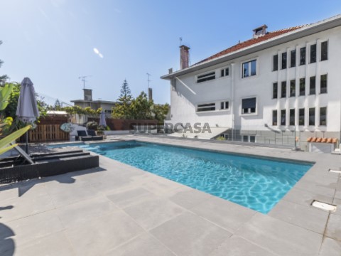 Piscina exterior ampla com zona de lazer e excelente exposição solar, Moradia T10 em Lisboa