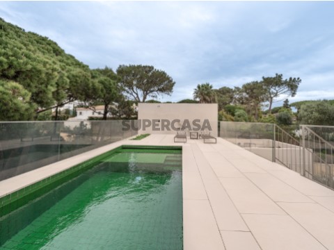 Villa moderne avec vue sur la piscine et le golf dans le condominium maritime privé de premier choix à Cascais