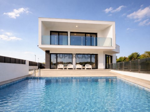 Moradia moderna com piscina em Cascais, vista frontal