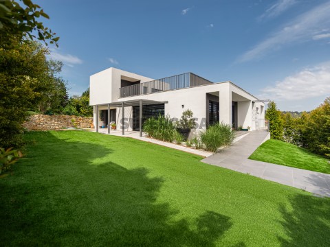 Fachada da moradia com jardim relvado e enquadramento tranquilo, Moradia T3+1 c/ Jardim de Inverno em Cascais