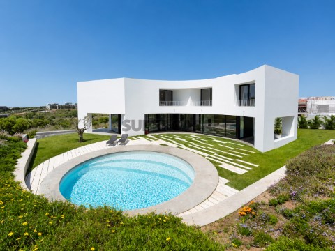 Moradia moderna com piscina e jardim em Oeiras