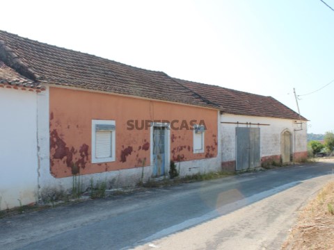 Moradia/Garagem/Adega Frente