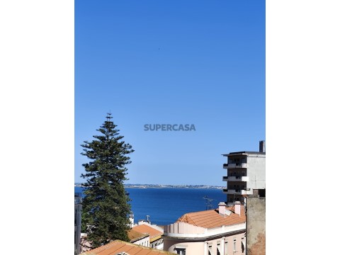 Apartamento T2 na Rua do Vale de Santo António, São Vicente