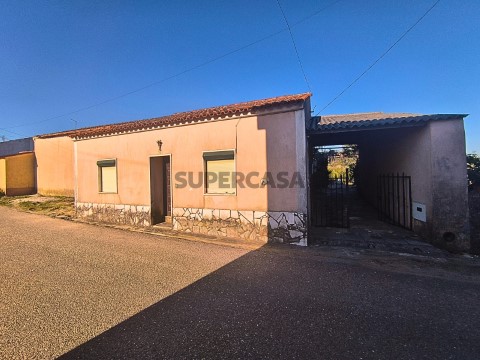 Moradia térrea com terreno junto aos acessos da A13