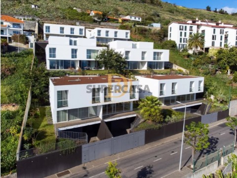 Moradia Bi-Familiar T4 em São Martinho, Funchal