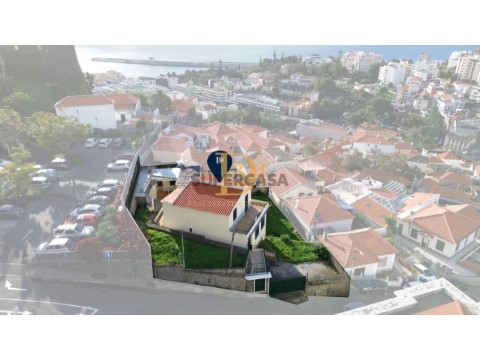 Moradia Bi-Familiar T3 em São Pedro, Funchal