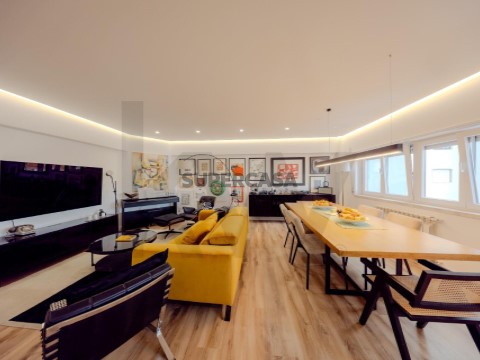 Vendo apartamento T4 totalmente renovado, com três WC, duas em suítes.