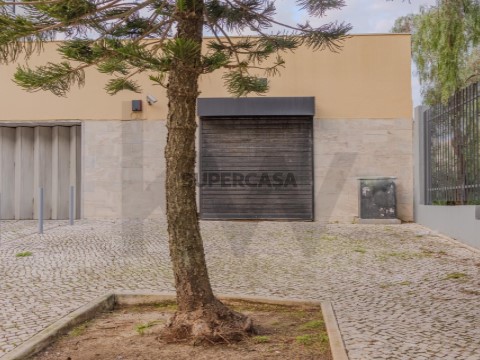 Para venda duas Garagens transformadas em Atelier s/legalização com 45m2 na Avenida Azedo Gneco